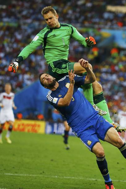 Il portiere colpisce prima il pallone, poi travolge l&#39;attaccante argentino. Reuters